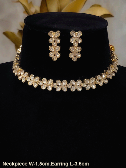 Sleek four leaf flower design kundan set