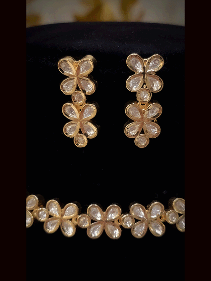 Sleek four leaf flower design kundan set