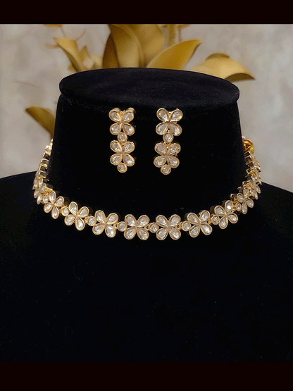 Sleek four leaf flower design kundan set