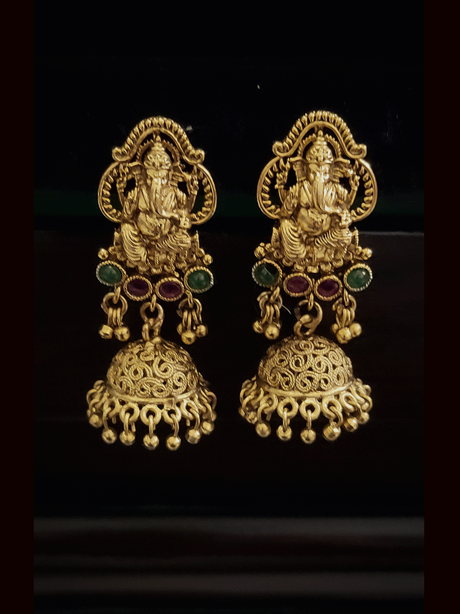 Ganpatiji motif center with ruby and green stones set with side four strings