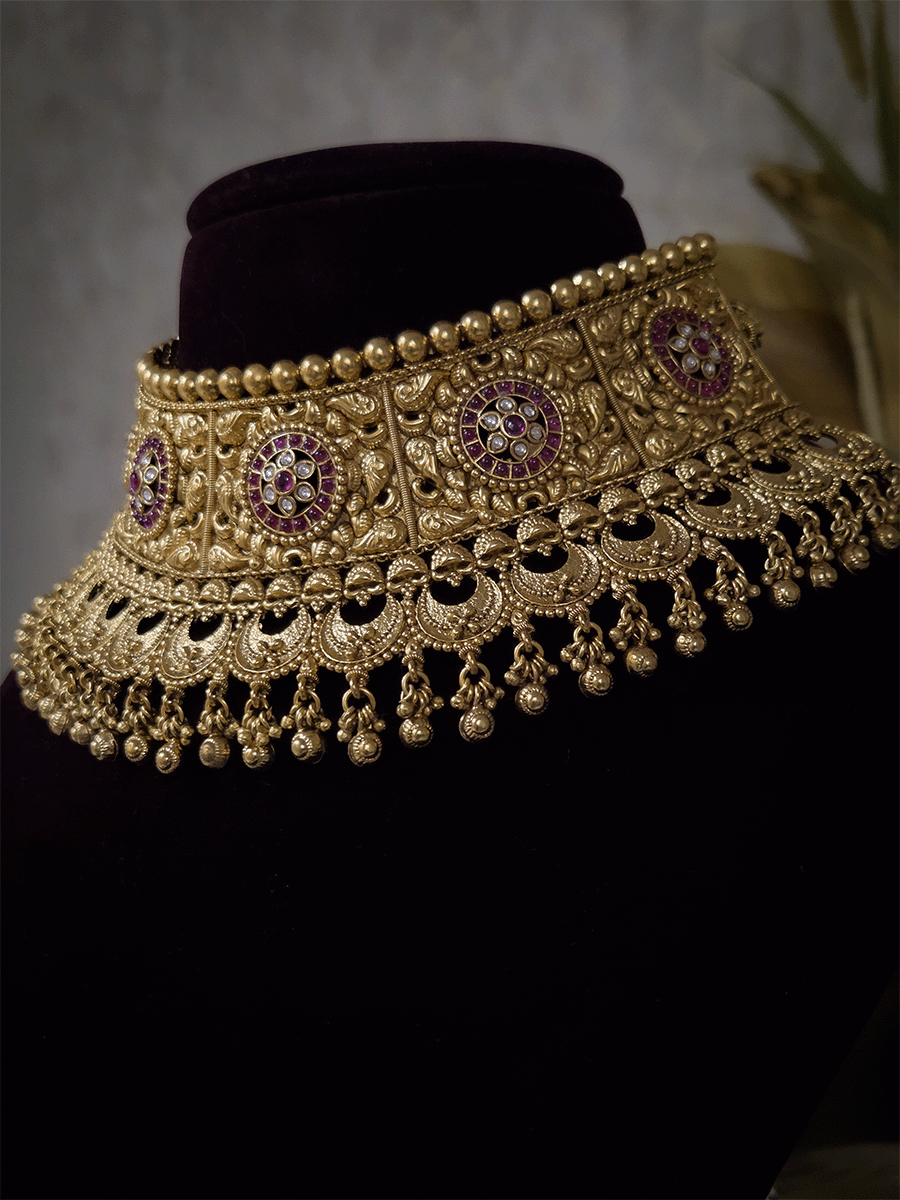 Circular ruby stone and kundan design with side paisley carving on 7cm broad choker set