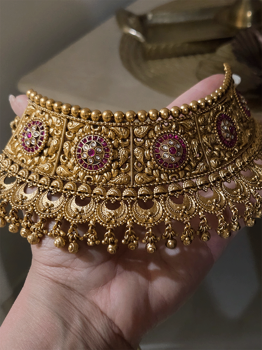 Circular ruby stone and kundan design with side paisley carving on 7cm broad choker set