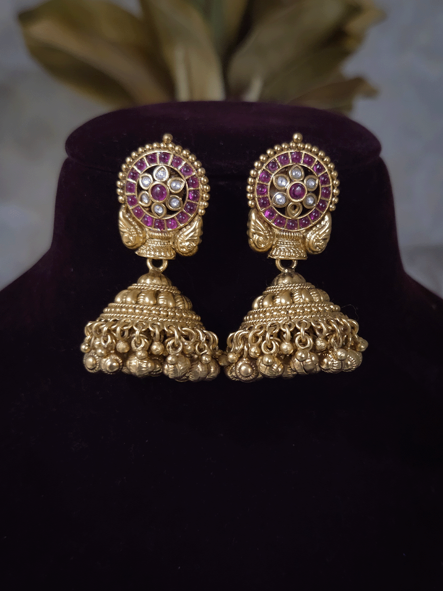 Circular ruby stone and kundan design with side paisley carving on 7cm broad choker set