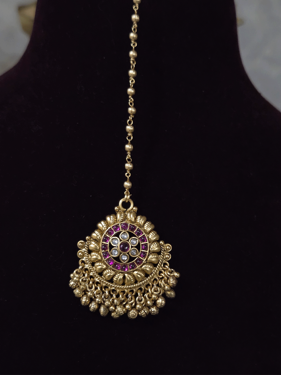Circular ruby stone and kundan design with side paisley carving on 7cm broad choker set