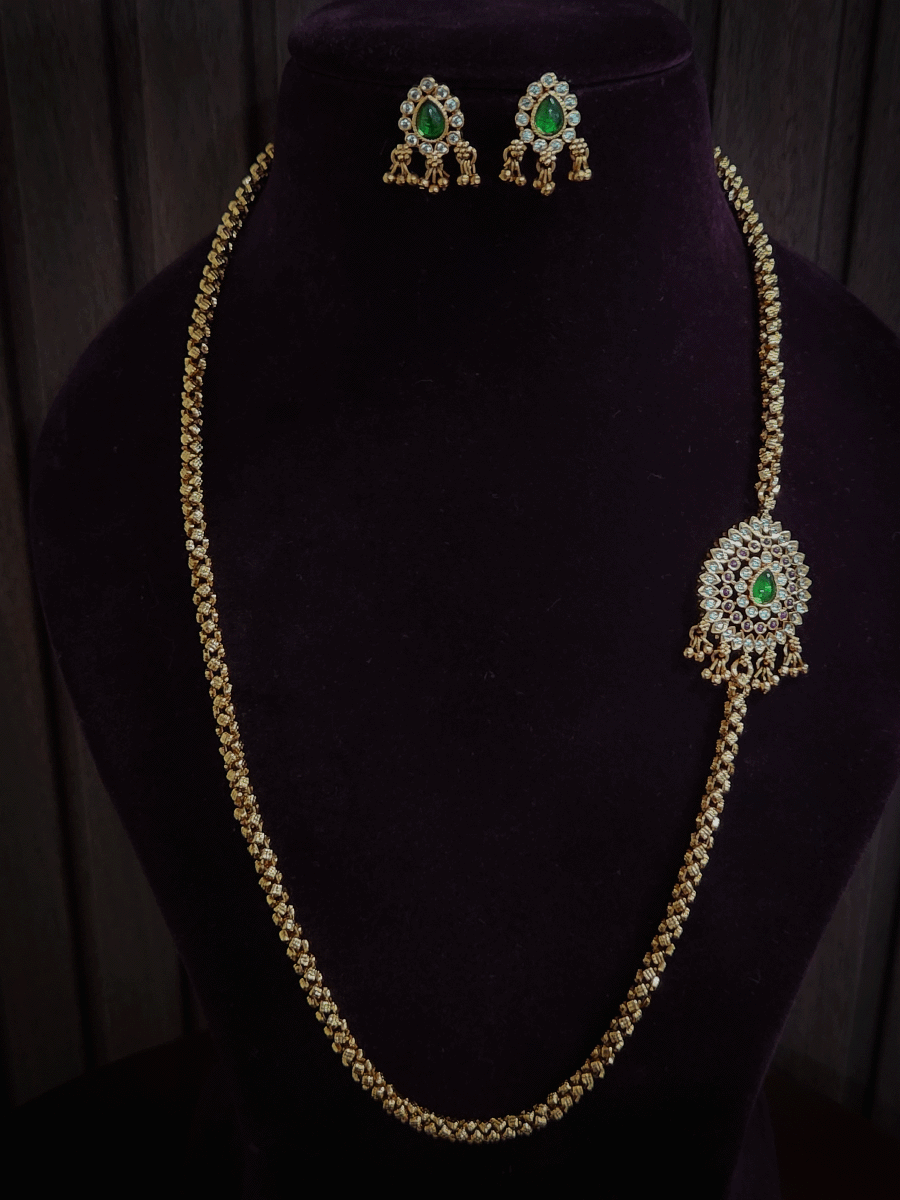 Thick self design gold chain with leaf design ghunghru hanging side brooch set