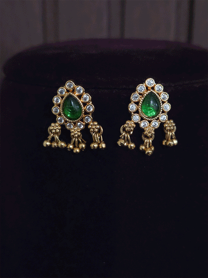 Thick self design gold chain with leaf design ghunghru hanging side brooch set