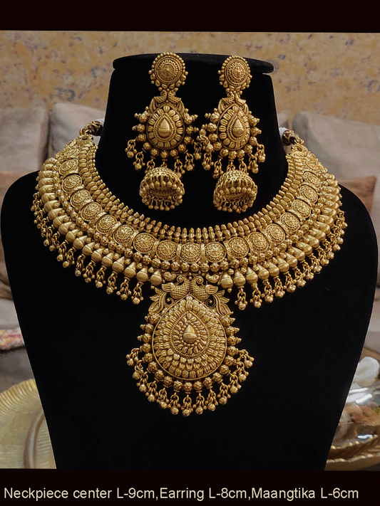 Broad circular design with ghunghru hanging gold finish set and leaf design tukdi in the center