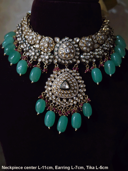 Leaf shaped kundan studded center with green enamel and bold center pendant set