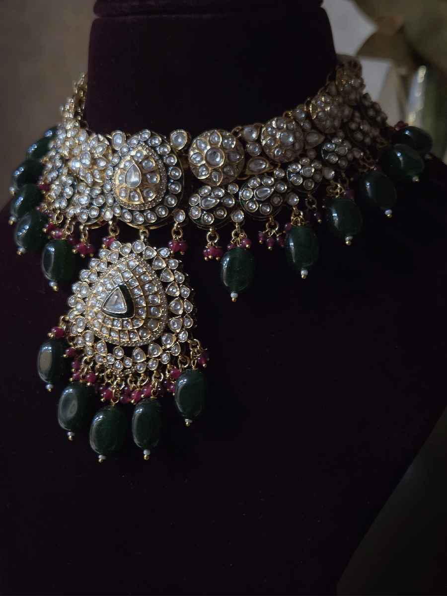 Leaf shaped kundan studded center with green enamel and bold center pendant set