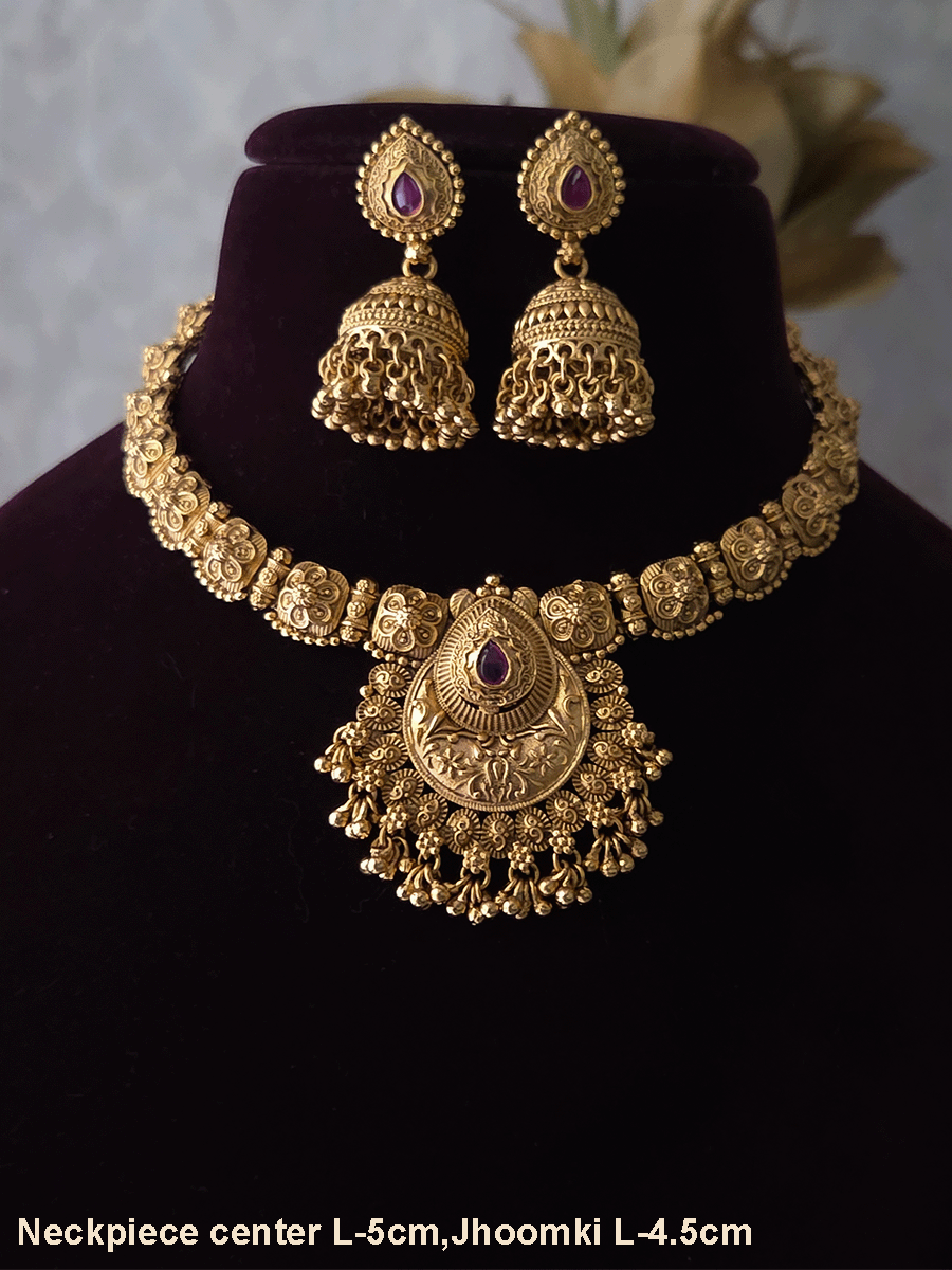 Tear drop stone center with ghunghru hangings set with flower design side string