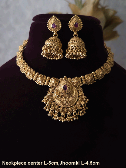 Tear drop stone center with ghunghru hangings set with flower design side string