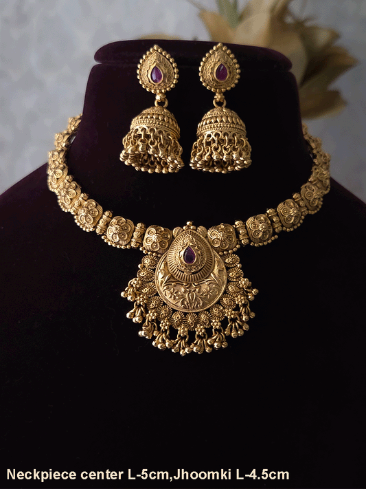 Tear drop stone center with ghunghru hangings set with flower design side string