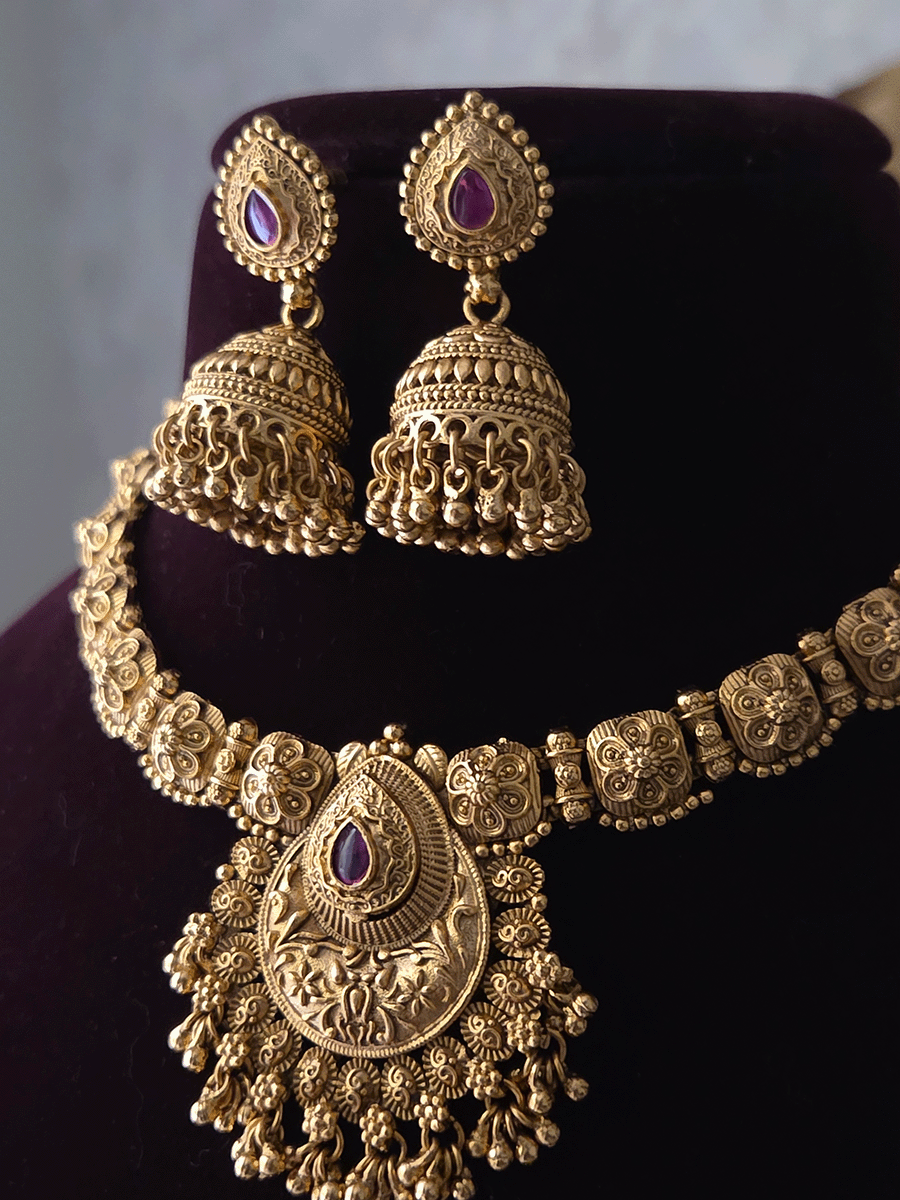 Tear drop stone center with ghunghru hangings set with flower design side string