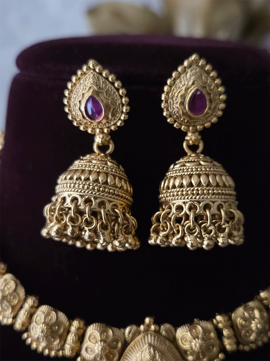 Tear drop stone center with ghunghru hangings set with flower design side string