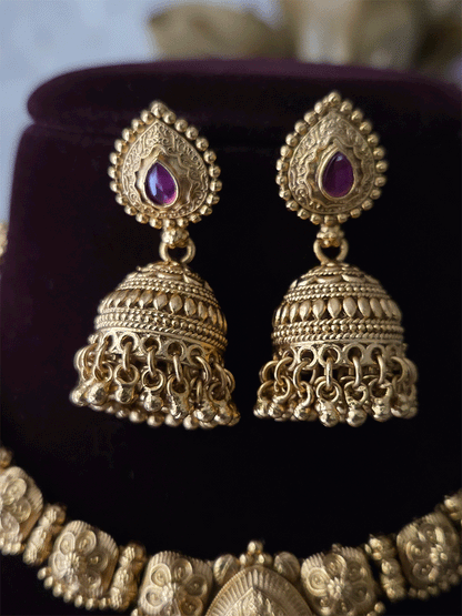 Tear drop stone center with ghunghru hangings set with flower design side string