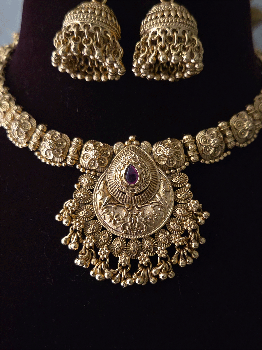 Tear drop stone center with ghunghru hangings set with flower design side string