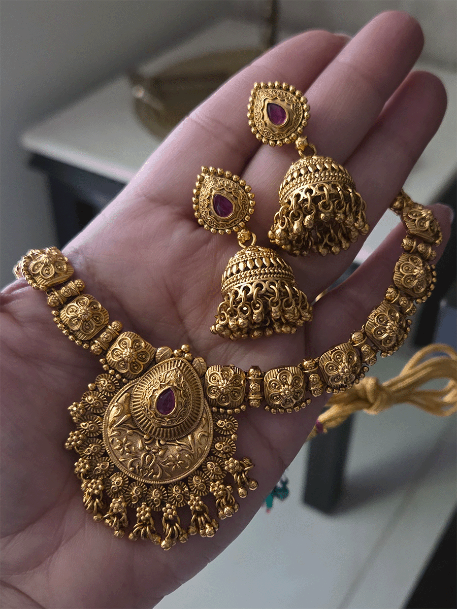 Tear drop stone center with ghunghru hangings set with flower design side string