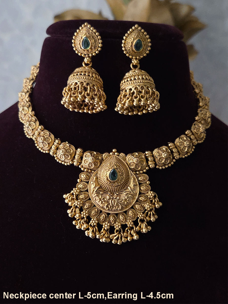 Tear drop stone center with ghunghru hangings set with flower design side string