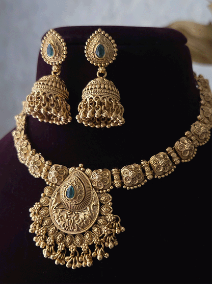 Tear drop stone center with ghunghru hangings set with flower design side string