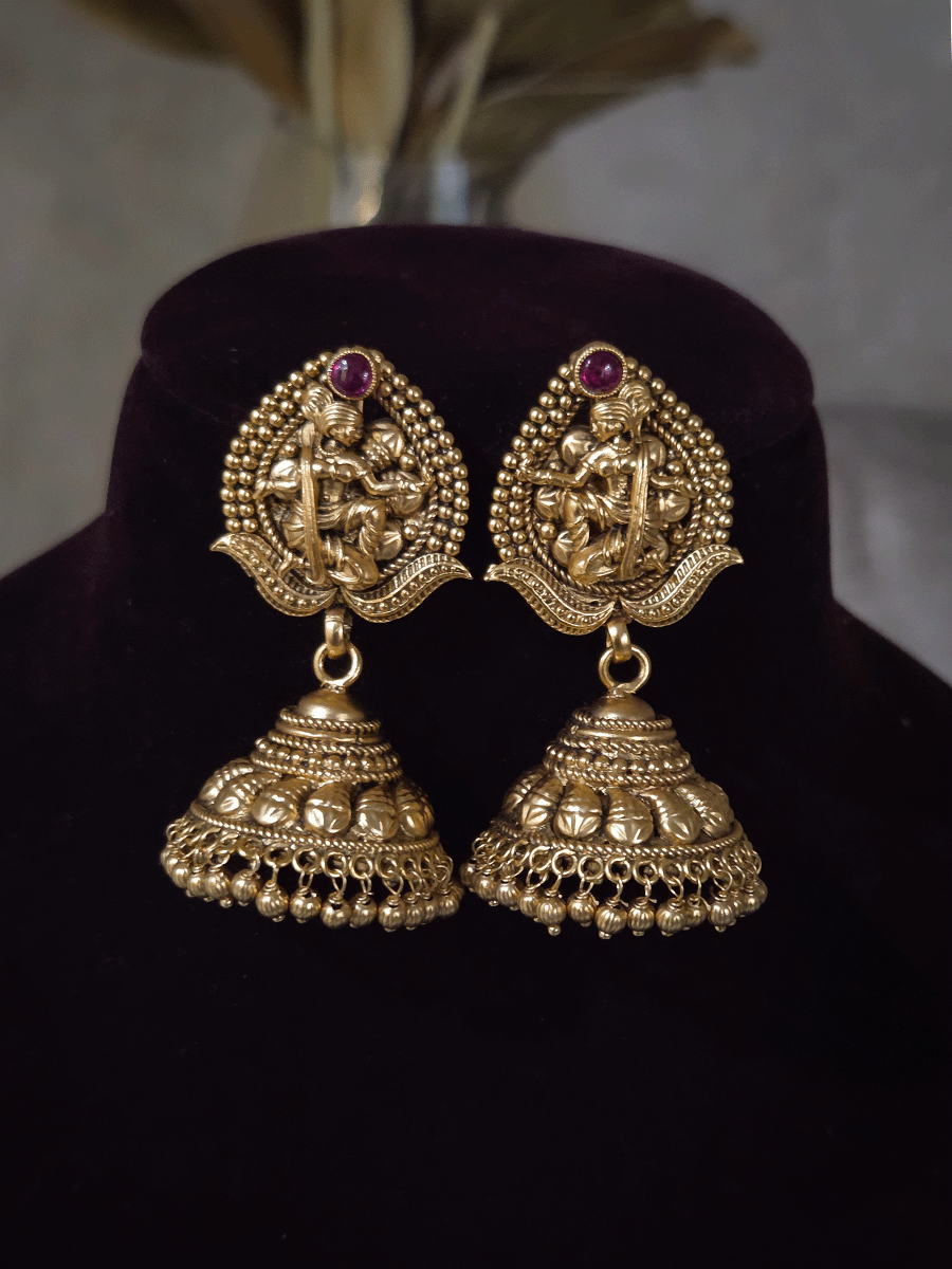 Doli Barat paisley design broad set with ruby stones on top edge and gold bead line on bottom
