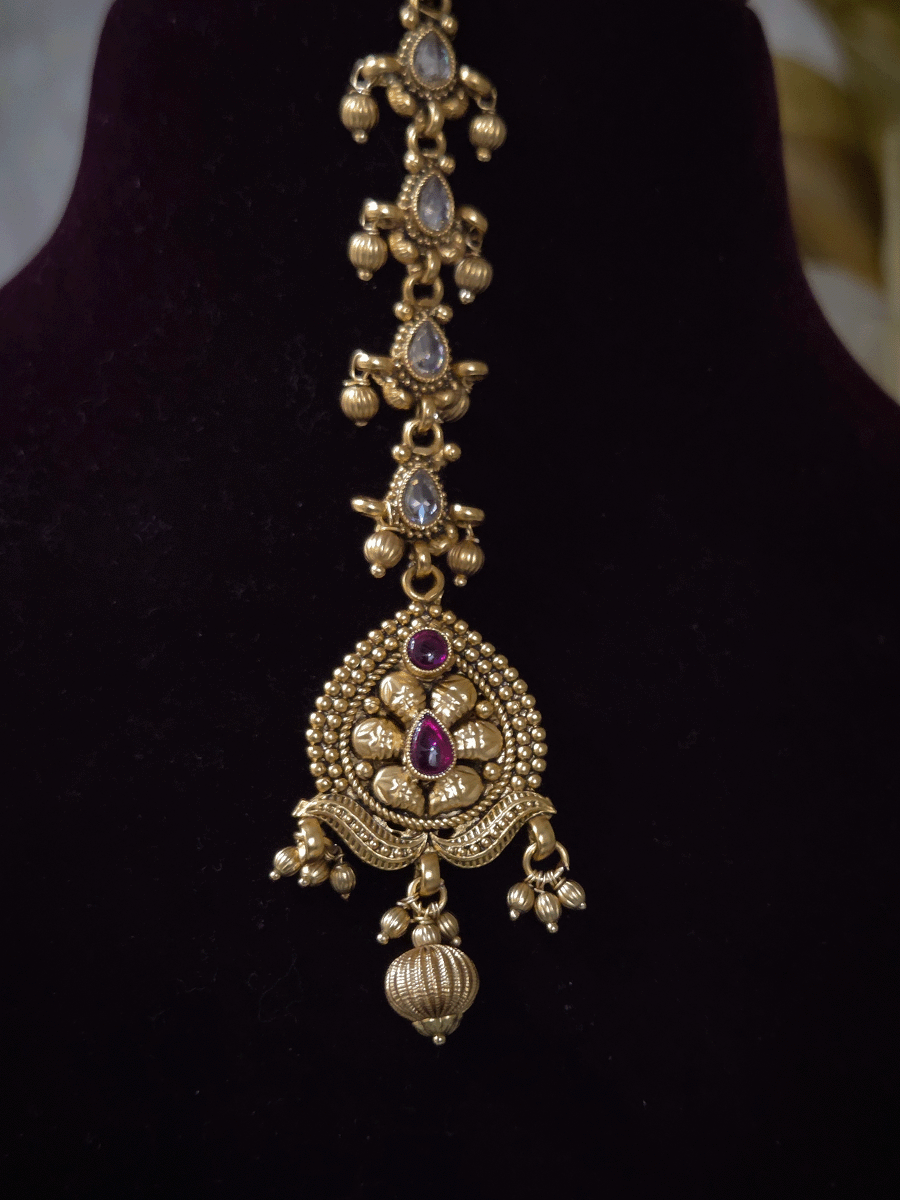 Doli Barat paisley design broad set with ruby stones on top edge and gold bead line on bottom