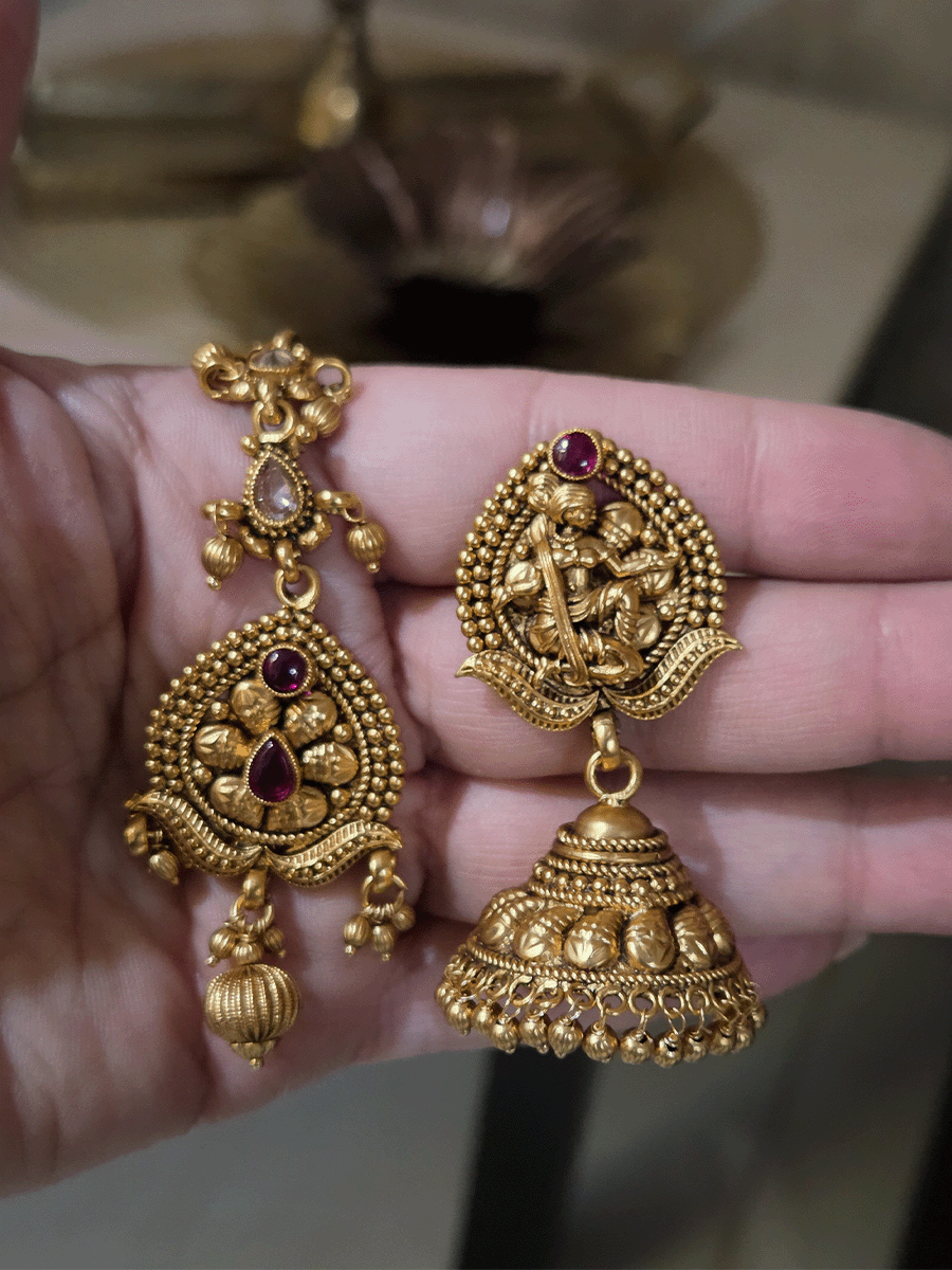 Doli Barat paisley design broad set with ruby stones on top edge and gold bead line on bottom