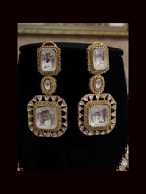 Load image into Gallery viewer, Classy triple layer oval kundan tukdies with AD outline set