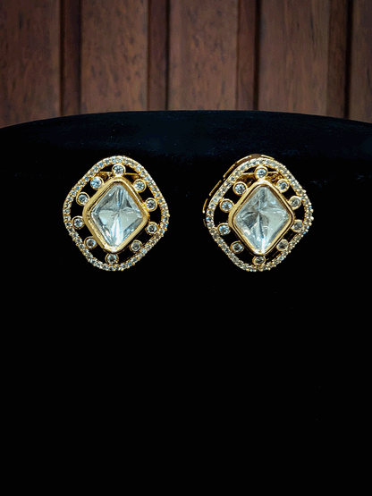 Rhombus shaped moissanite AD pendant set in chain with studs