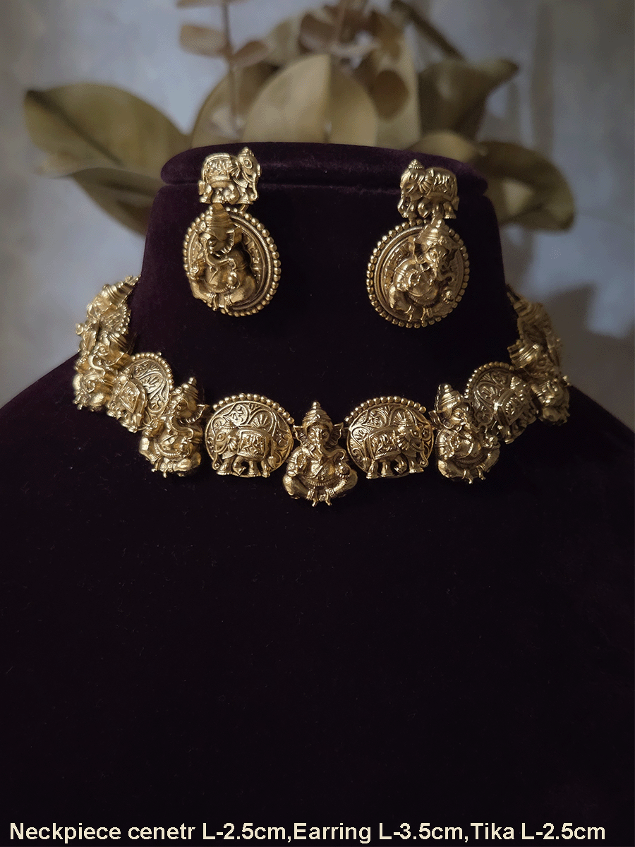 Alternate Ganpati ji and elephant motif's in oval tukdies classy set