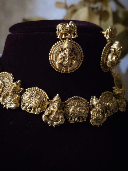 Alternate Ganpati ji and elephant motif's in oval tukdies classy set