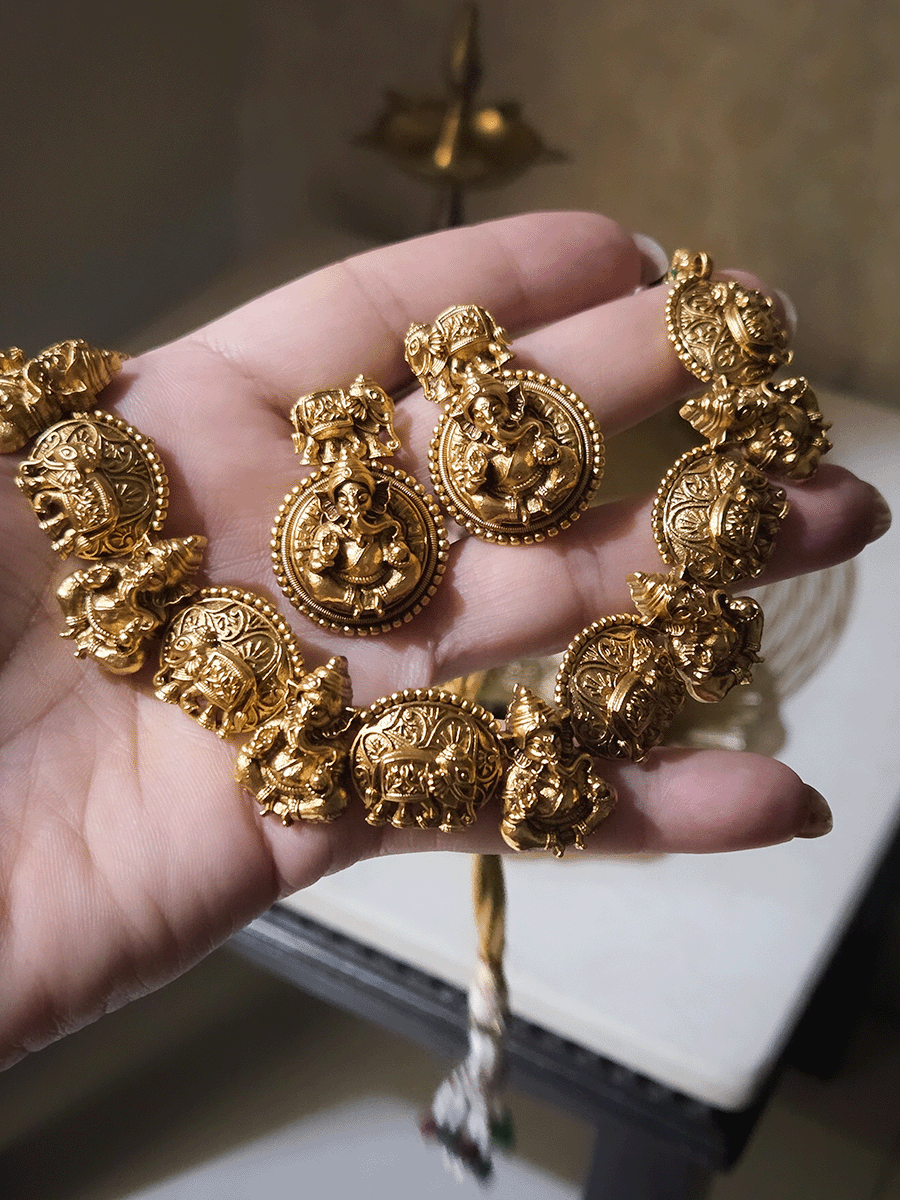 Alternate Ganpati ji and elephant motif's in oval tukdies classy set