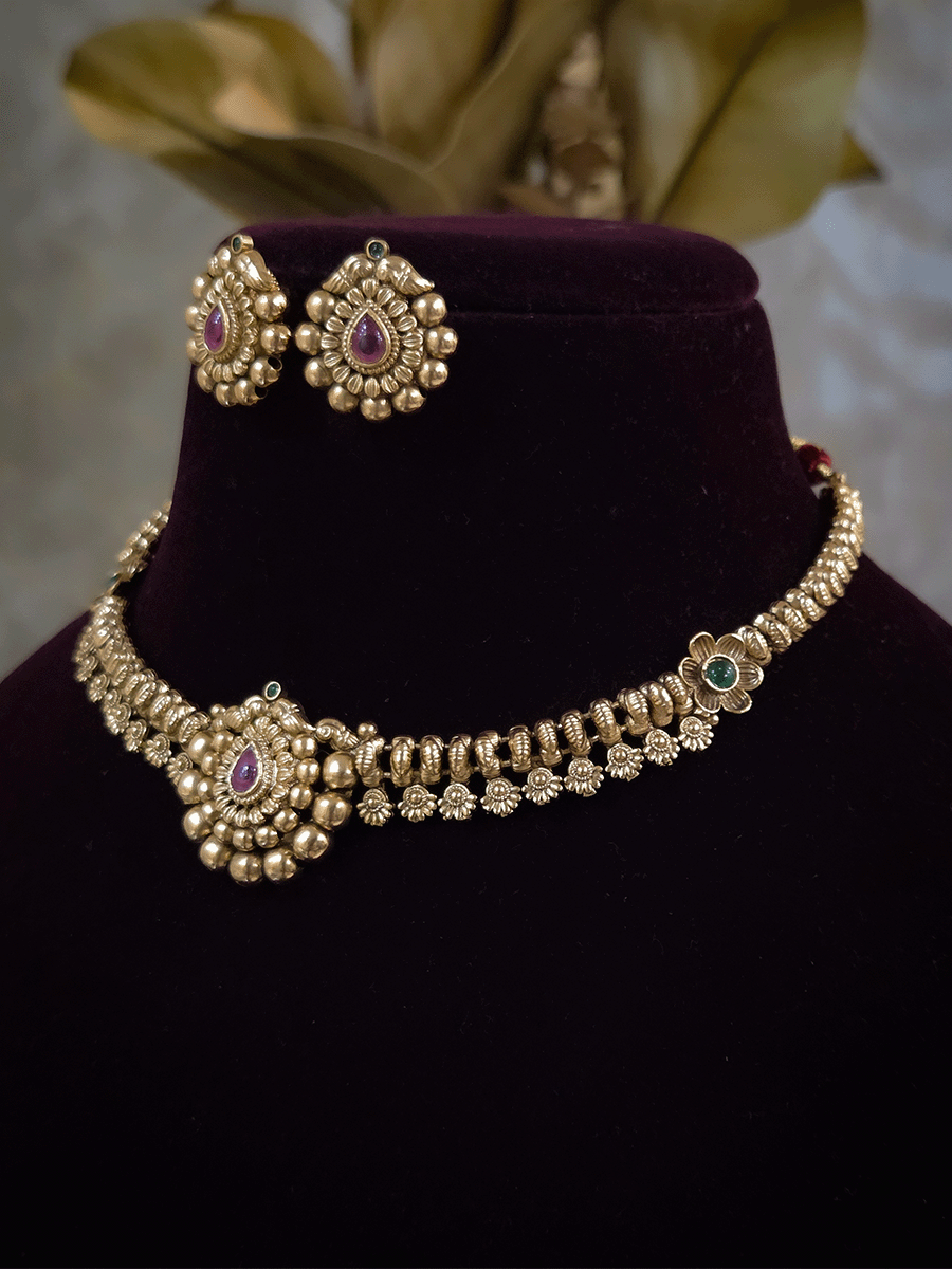 Leaf center with gold bead lace traditional design set with flower on sides