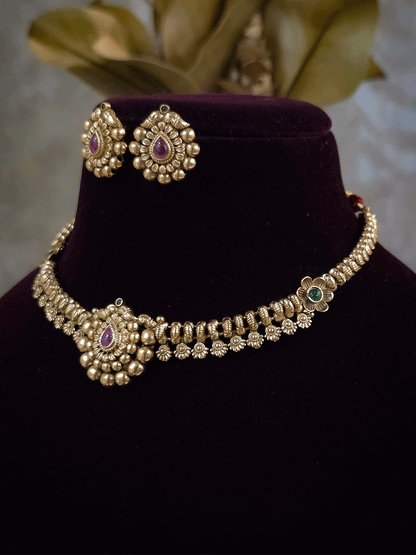 Leaf center with gold bead lace traditional design set with flower on sides