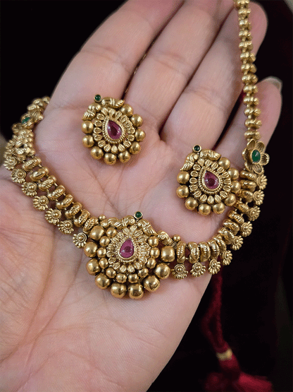 Leaf center with gold bead lace traditional design set with flower on sides