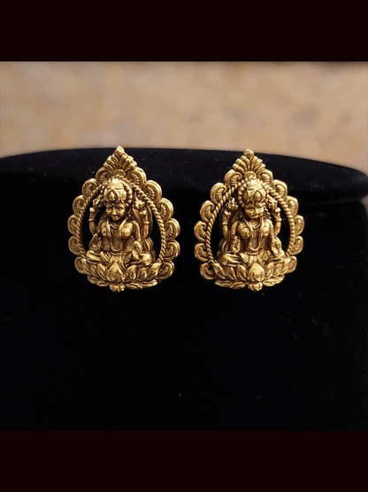 Oval self design laxmiji motif pendant set