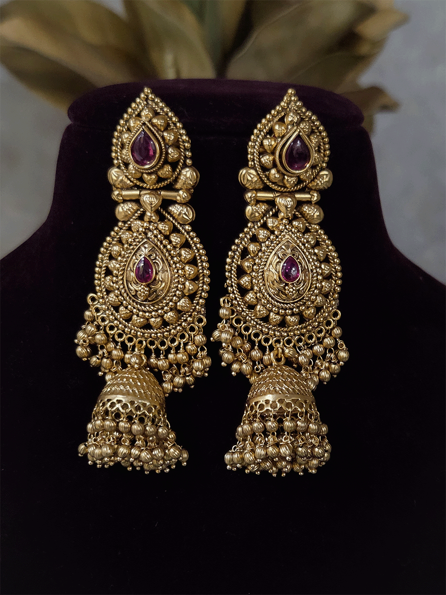 Ruby stone top line of 11cm broad choker set with nrityangna's and elephants and leaf shaped hanging tukdi in center