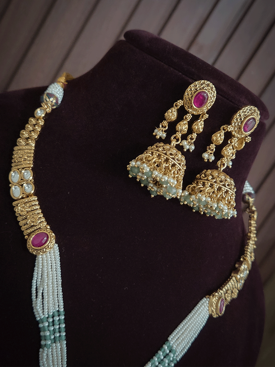 Oval ruby stone kundan flower center side cheed strings set