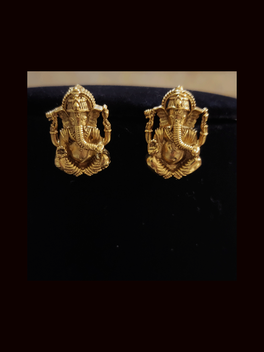 Flower design pendant set with ganpatiji motif