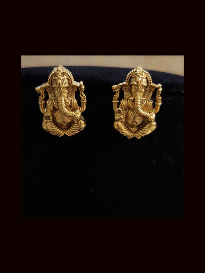 Flower design pendant set with ganpatiji motif