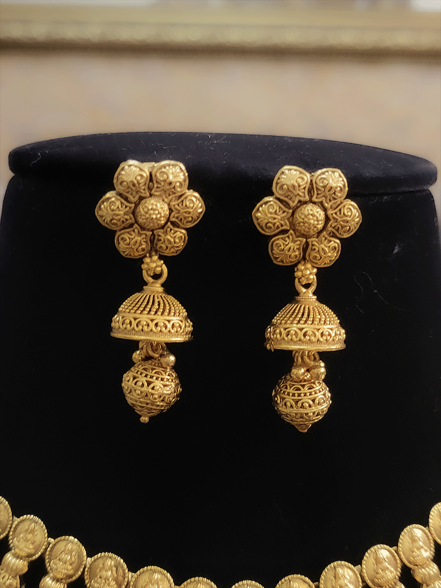 Laxmiji on kalash design sleek set with gold bead drop in center