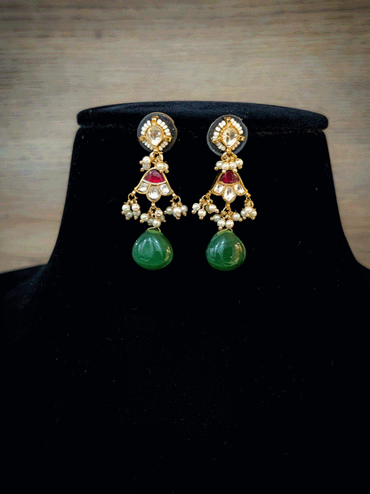 Paachi kundan long tukdi in center set with green drop and side leaf shaped kundan string
