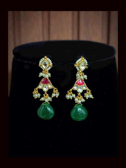 Paachi kundan long tukdi in center set with green drop and side leaf shaped kundan string