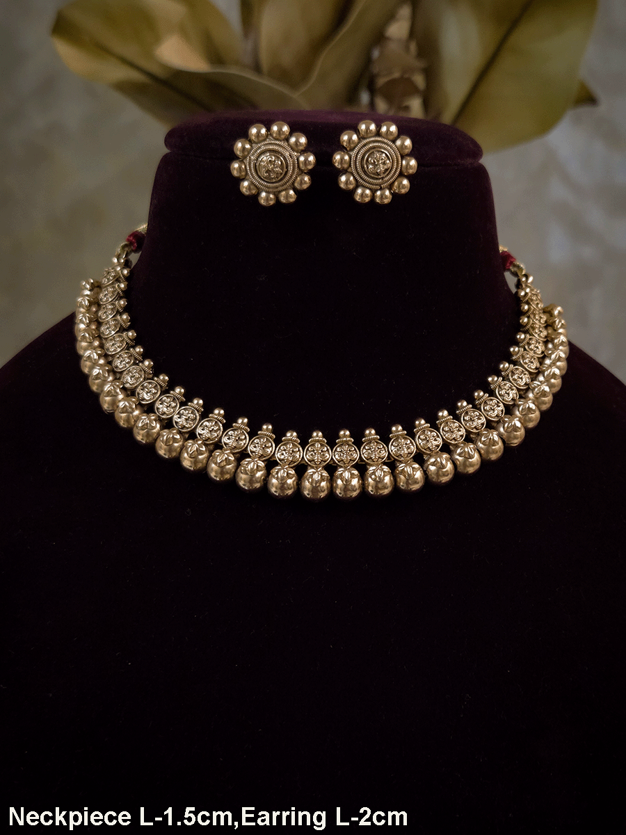 Flower engraved on gold bead design set with maroon dori