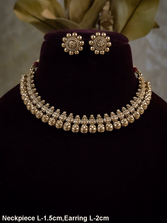 Flower engraved on gold bead design set with maroon dori