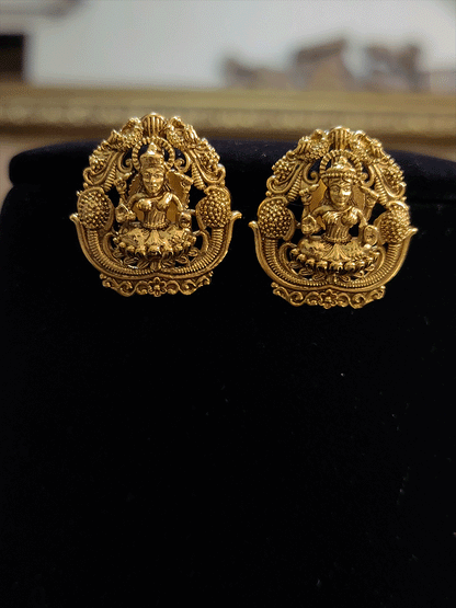 Oval self design laxmiji pendant set