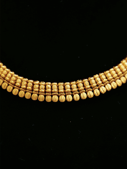 Leaf bottom design 1cm broad chain set with studs