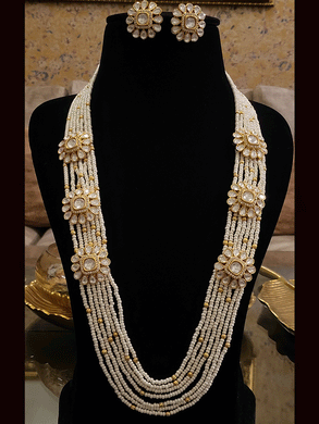 Kundan flower tukdies on both sides of 12