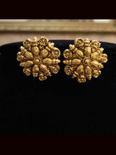 Load image into Gallery viewer, Traditional design sleek necklace set with flower design top lace