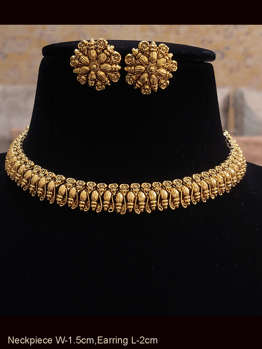 Traditional design sleek necklace set with flower design top lace