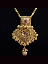 Load image into Gallery viewer, Square top with ruby stone flower design pendant set